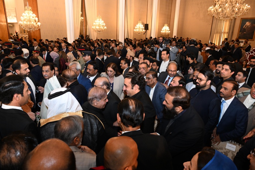MediaCellPPP's tweet photo. پاکستان پیپلز پارٹی پارلیمنٹیرینز کے صدر آصف علی زرداری اور چیئرمین پاکستان پیپلز پارٹی بلاول بھٹو زرداری کی ایوان صدر میں وزیر اعظم پاکستان کی تقریبِ حلف برداری میں شرکت
@AAliZardari 
@BBhuttoZardari https://t.co/HbEls9iwfx