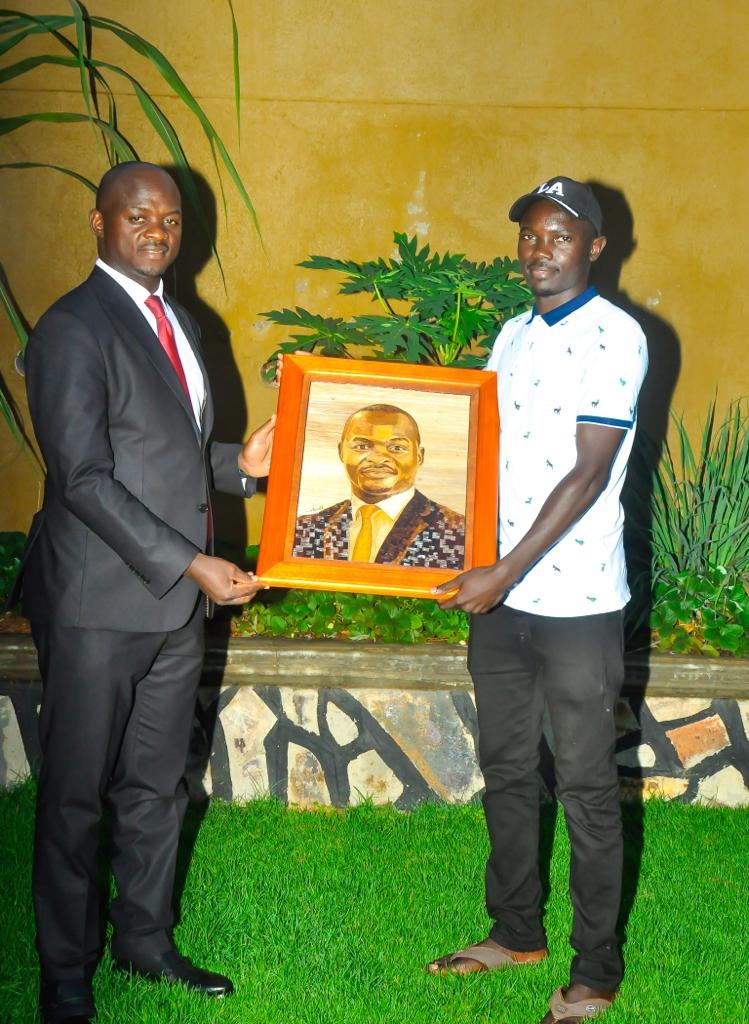 I have received an exquisite art piece of my portrait photo gifted to me by Ronald Luwukya, an extremely talented youth from Masaka City. His hardwork is a reminder to young people to be creative. Those can support him with business you can reach him on Tel. Contact 0700278823.