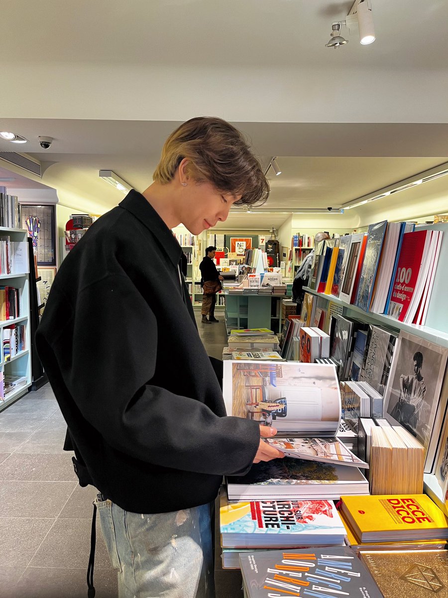 wintersuhs's tweet photo. book date with johnny 📚 ☕️ https://t.co/HfQ4HDMJ2x