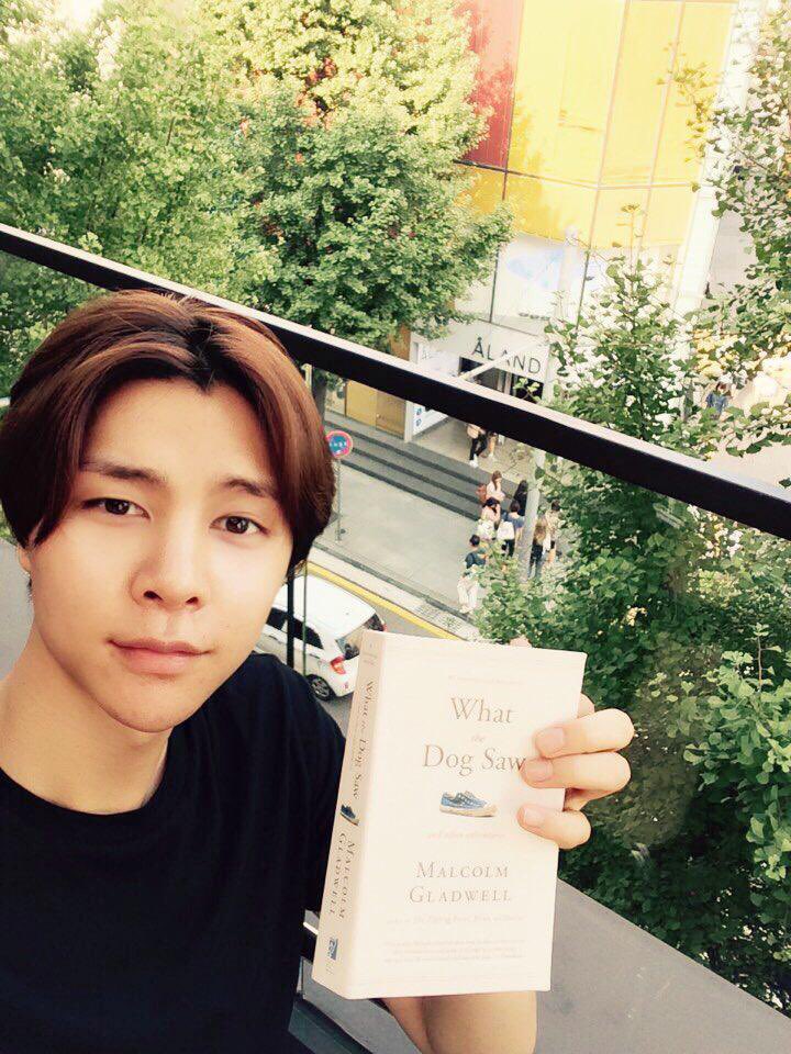 wintersuhs's tweet photo. book date with johnny 📚 ☕️ https://t.co/HfQ4HDMJ2x
