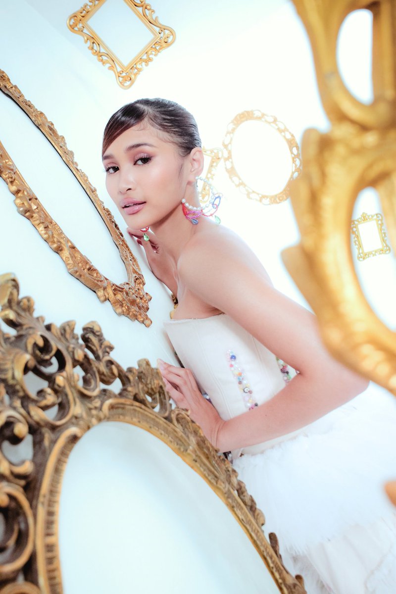 BINI_ph's tweet photo. #BINI_Talaarawan: #BINI_SalaminSalamin [Concept Photo]
@bini_jhoanna

Salamin, salamin
Kailan niya ba ‘ko papansinin? 🪞

Save the date!
🗓️03.08.24

Follow #BINI on @SpotifyPH: https://t.co/MqmVpbReRz

#BINI_1stEP #BINIph #StarMusicPH https://t.co/n79vVoTzsR