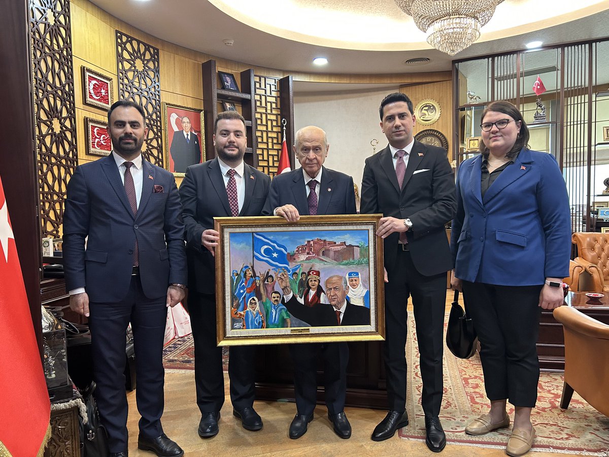 Irak Türkleri Derneği MHP Genel Başkanı Sayın Devlet Bahçeli'yi ziyaret etti. Ziyaret sırasında Sayın Genel Başkan'a Türkmeneli'deki son gelişmeler hakkında bir rapor sunularak bilgi verildi. Daha sonra Dernek Yönetimi tarafından yaptırılan bir tablo hediye olarak takdim edildi