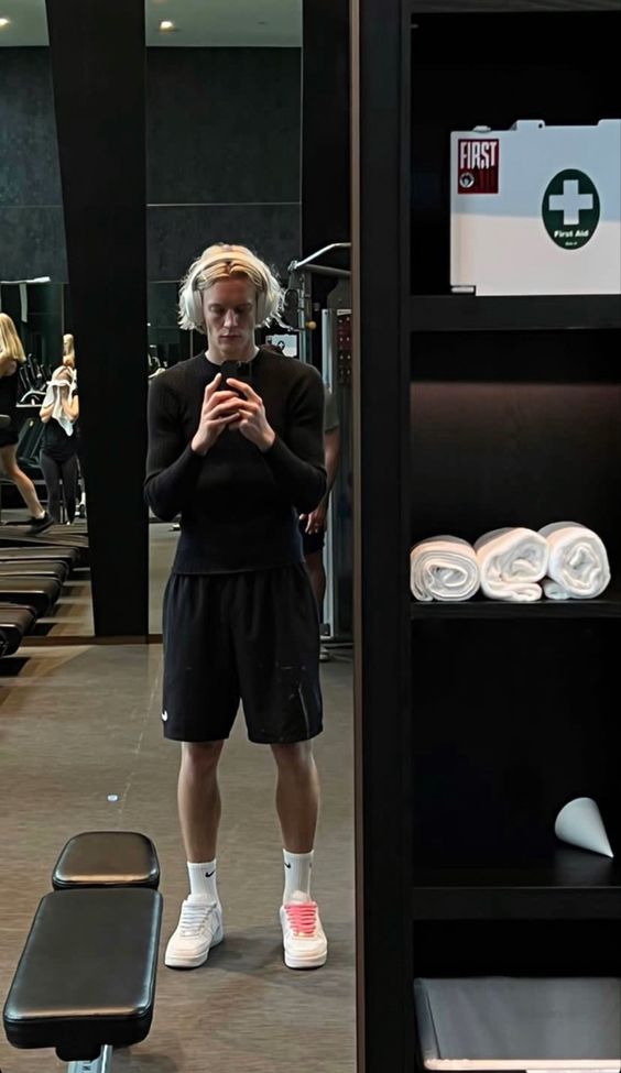 BrooksFallll's tweet photo. Just crushed it at the gym today! Keeping my body in top shape because a modeling career requires dedication to fitness. 💪🏋️‍♂️ #FitnessJourney #ModelingGoals https://t.co/FfiXlMf72H