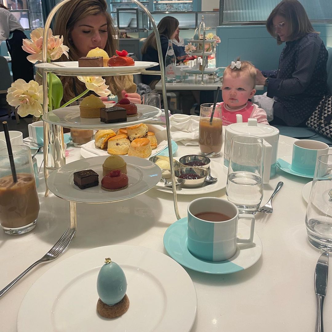 Enjoying various delicacies with friends, her child is very cute