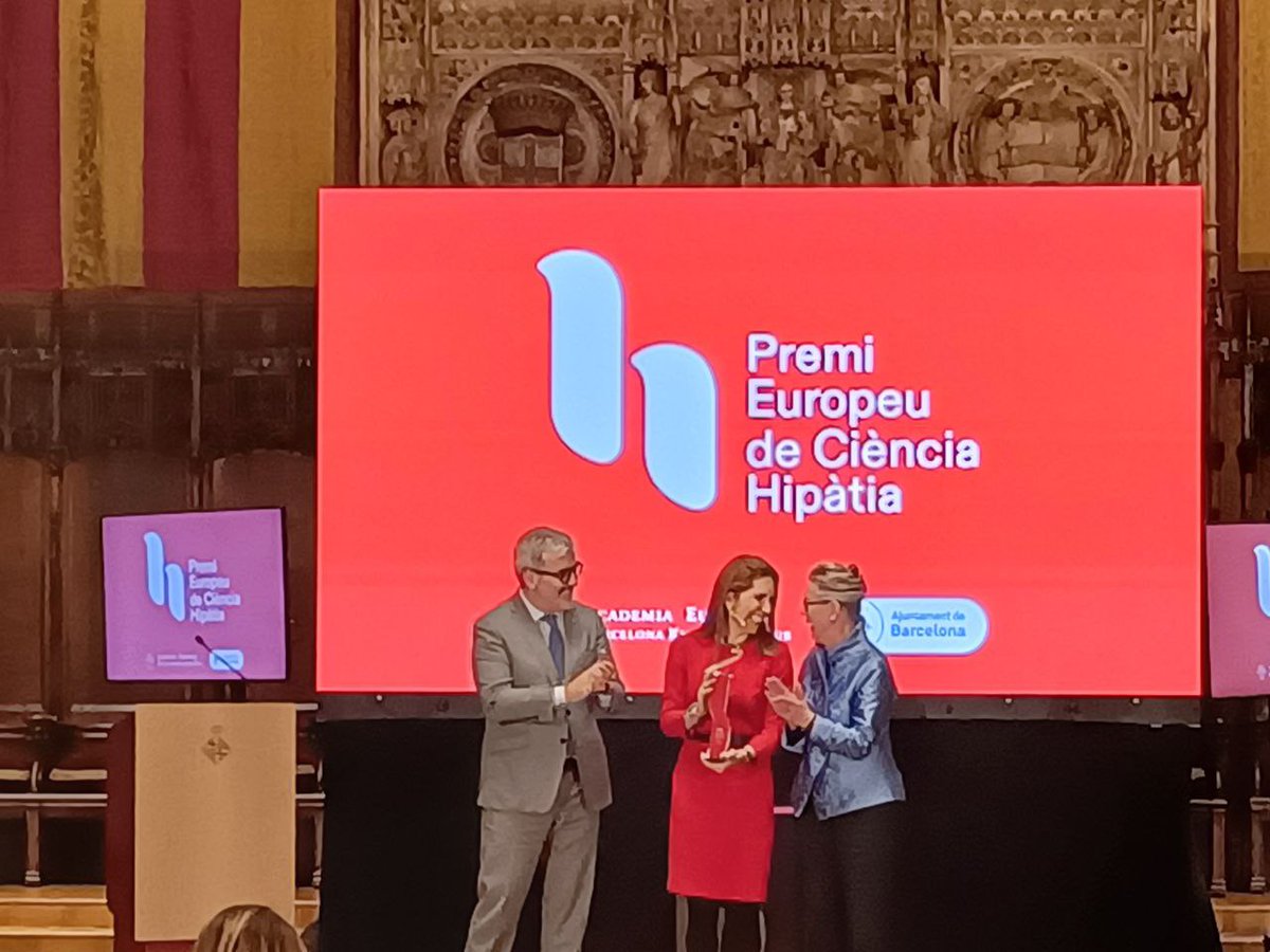🥇 Nuria Oliver rep el #PremiHipàtia de la mà de Jaume Collboni, alcalde de Barcelona, i la Dra. Marja Makarow, presidenta de l’AE-BKH. L'enhorabona❗️