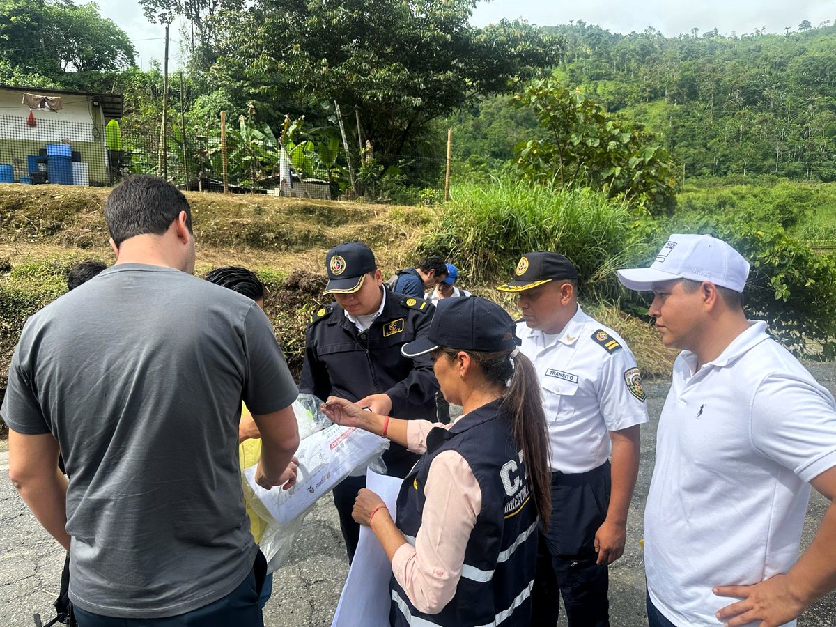 CTEcuador's tweet photo. #SantoDomingo  | La Comisión de Tránsito del Ecuador informa a la ciudadanía sobre el recorrido realizado en la Vía Aloag Santo Domingo, específicamente en el KM82, con la presencia del @ObrasPublicasEc, Ing. @RobertoLuqueN y la Directora de la CTE,  Ing. Adriana Valdivieso.

El objetivo de este recorrido fue evaluar la situación emergente del socavón y colapso del puente sobre el río Lelia. Las autoridades están trabajando arduamente para brindar una solución oportuna y eficiente a esta problemática.  🌧️🚧👮‍♂️🚔                                                                                                                                                                                                     #CTEInforma