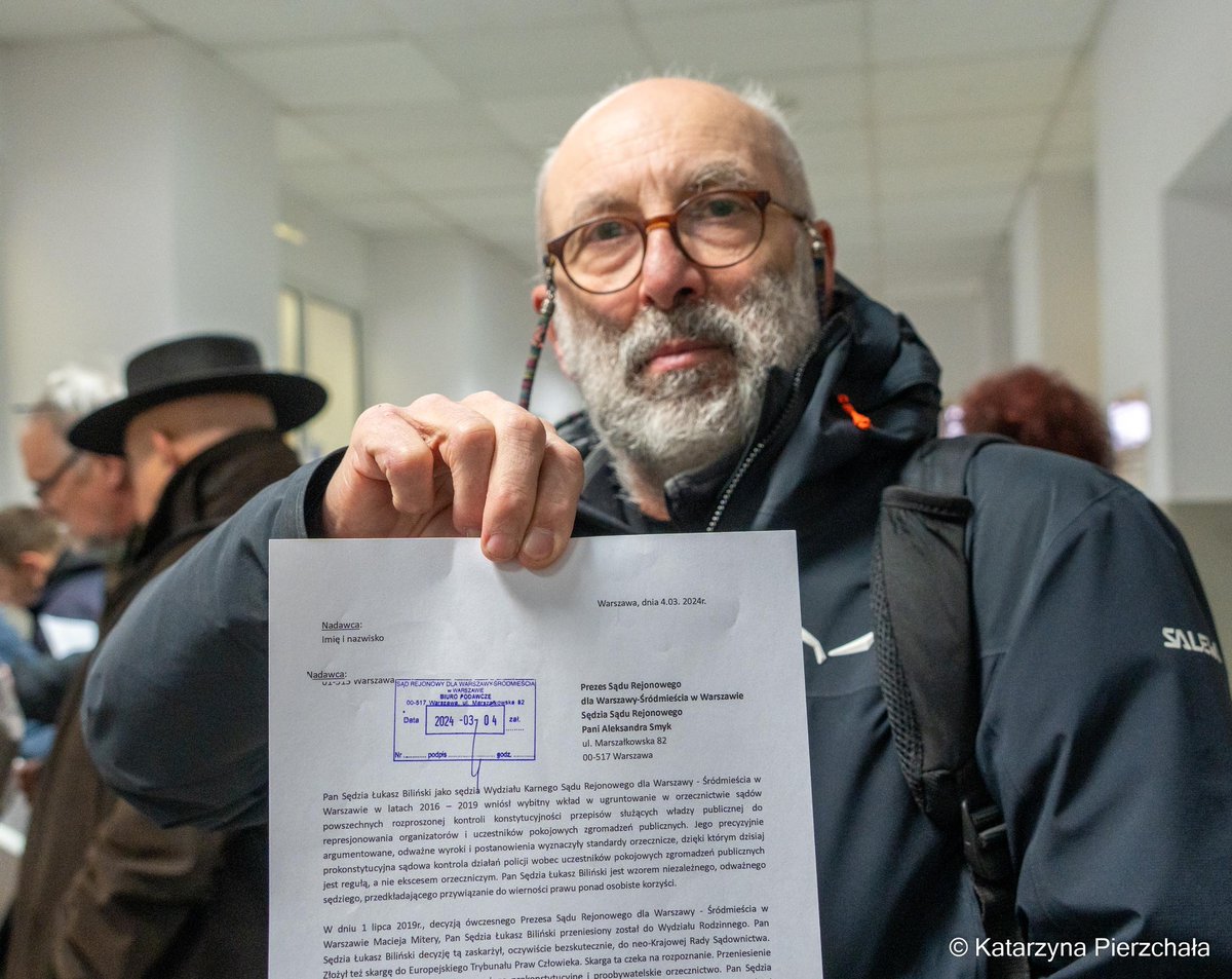 Sędzia Łukasz Biliński wydawał uniewinniające wyroki dla osób obwinionych za protesty przed Sejmem, blokujących narodowców i miesięcznice smoleńskie. W swoich orzeczeniach powoływał się na wolność wyrażania poglądów, Europejską Konwencję Praw Człowieka i Konstytucję.
Ręką Macieja