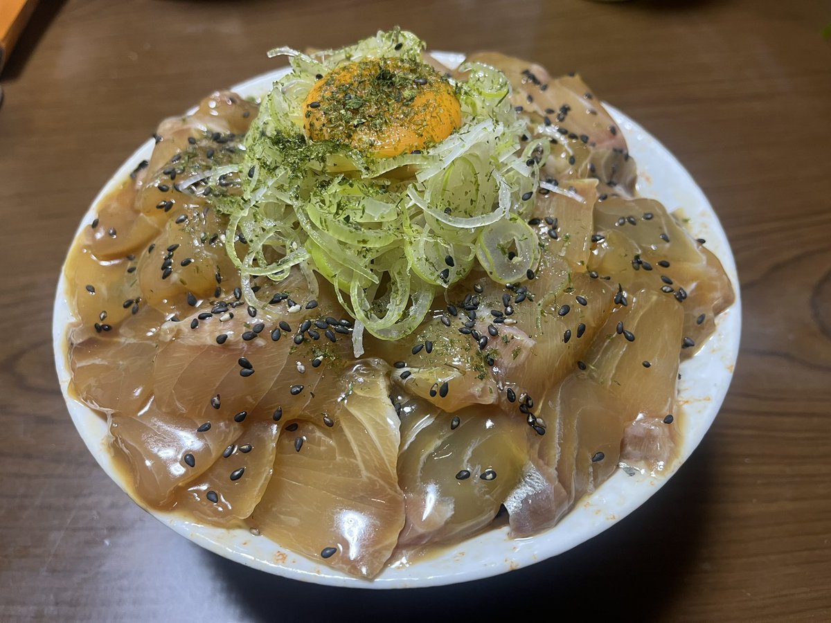 gorilla_tencho's tweet photo. もらったカンパチとシマアジを漬け丼にしてみたけど色が悪いwww https://t.co/QEepoQnVR0