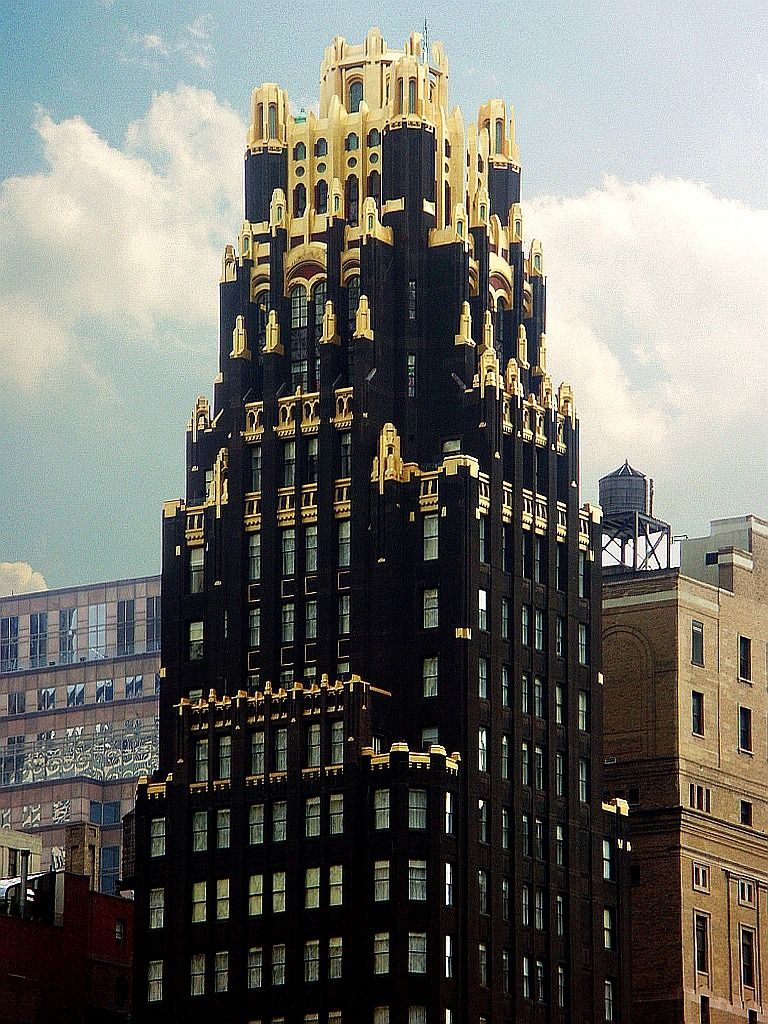 Art Deco skyscrapers were the ultimate expression of American optimism. These are the best: 🧵

1. The American Radiator Building, NYC (1924)