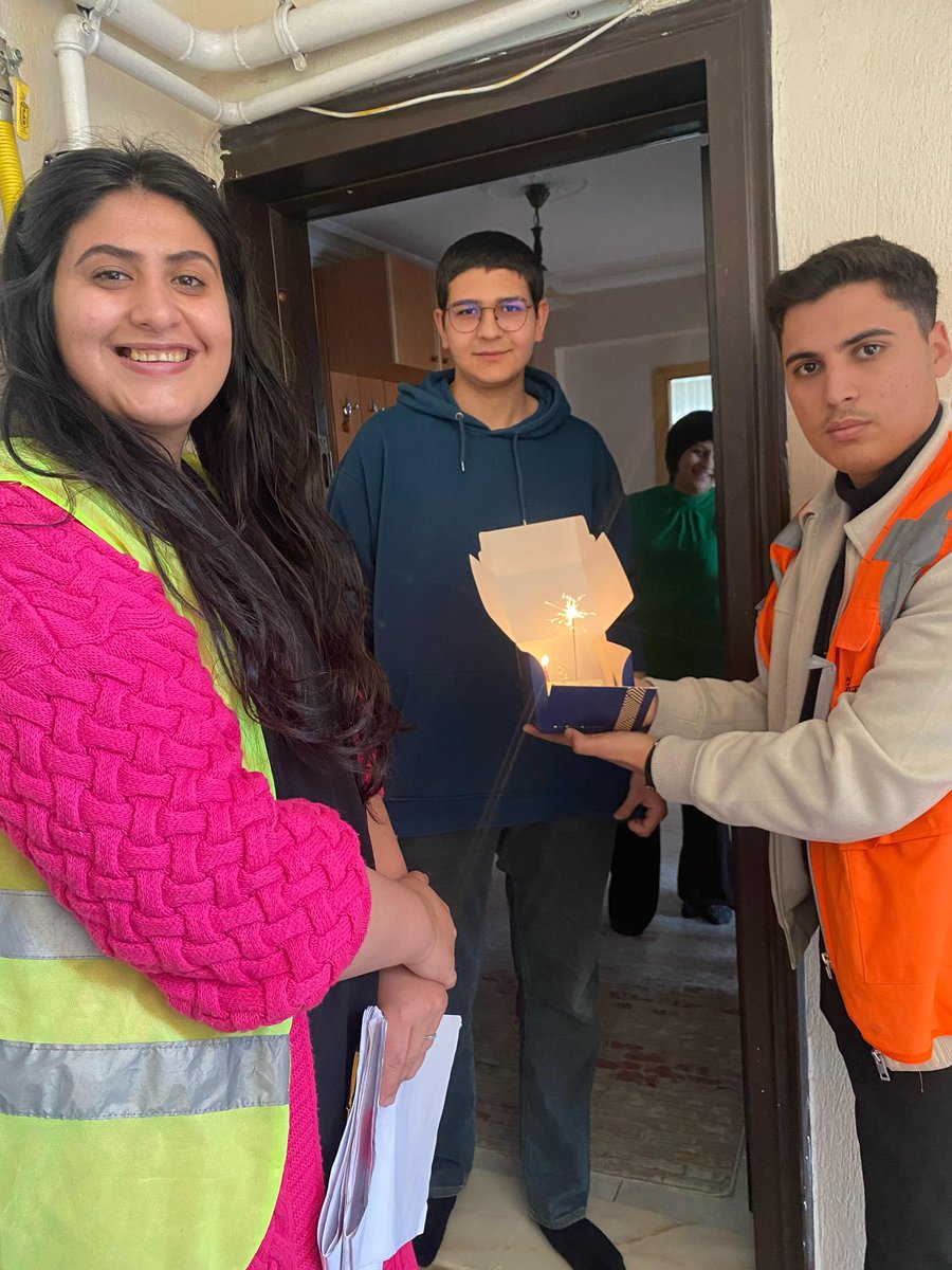 ethemkarahan03's tweet photo. Yeni Yaşında AK Gençlik Yanında…💪🏻

Doğum günü ziyaretlerimize hız kesmeden devam ediyoruz.🎉 

İlk defa oy kullanacak gençlerimizi ziyaret ediyor, desteklerini istiyoruz.

Gençler, nice AK yıllara…🎂 https://t.co/DDBCezENn0
