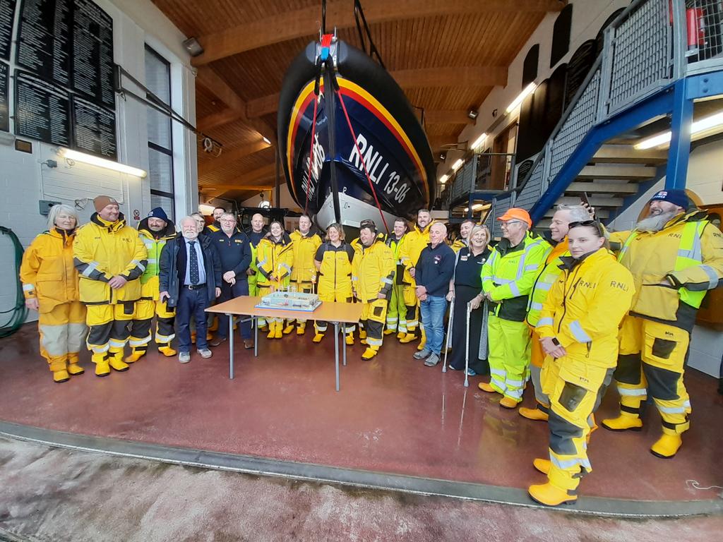 Not a bad way to end the day - tea and 200th birthday cake with the @HoylakeRNLI guys and girls. #rnli #RNLI200