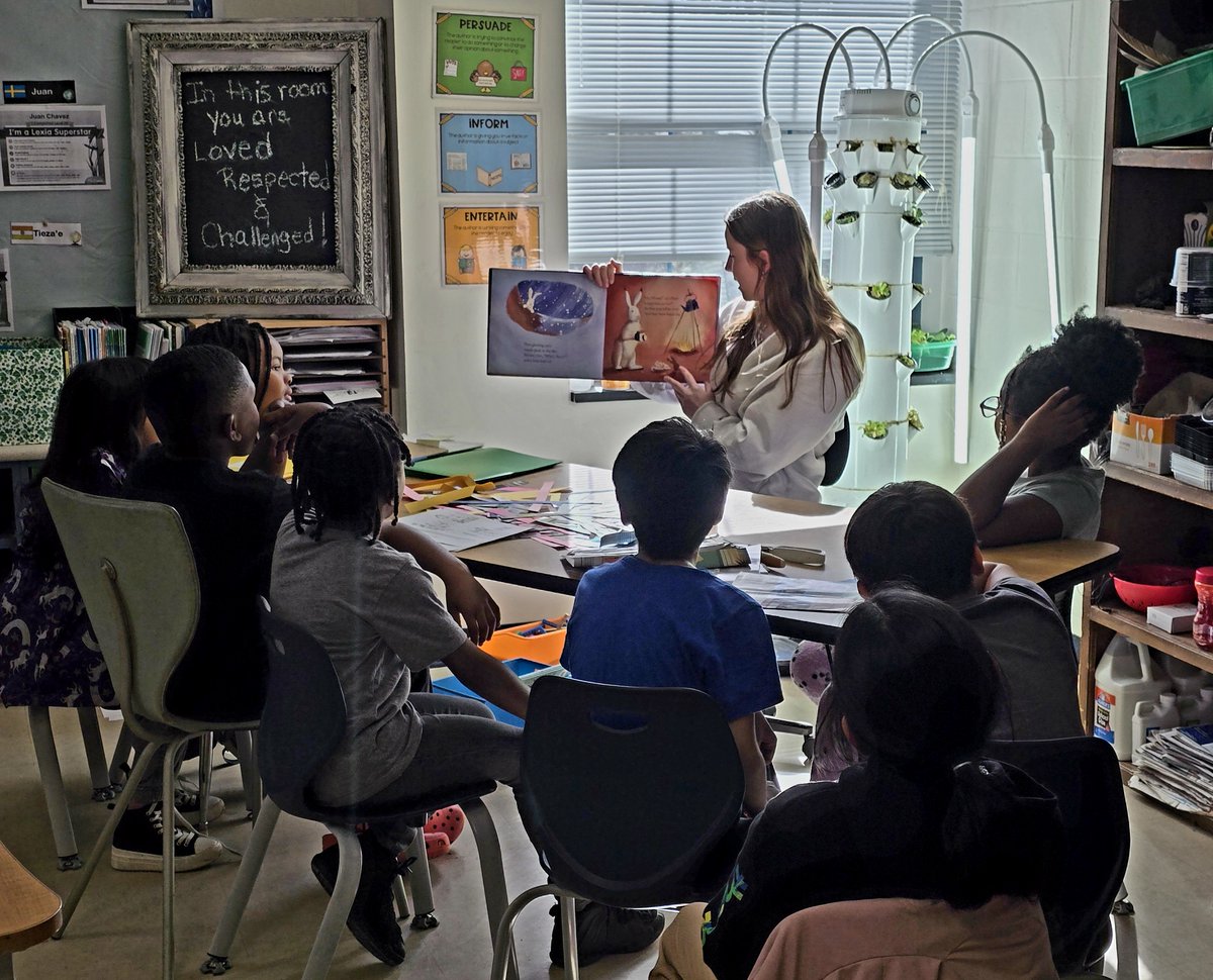 SCPSchools's tweet photo. 📚 @shsindiantribe National English Honor Society students kicked off Read Across America Day and March Reading Month by reading to @fesnva students! 🎉 Inspiring the love of reading one story at a time. #ReadAcrossAmerica #MarchReadingMonth #LiteracyLeaders #StaffordSchoolsReads https://t.co/qI3QK2HVxW