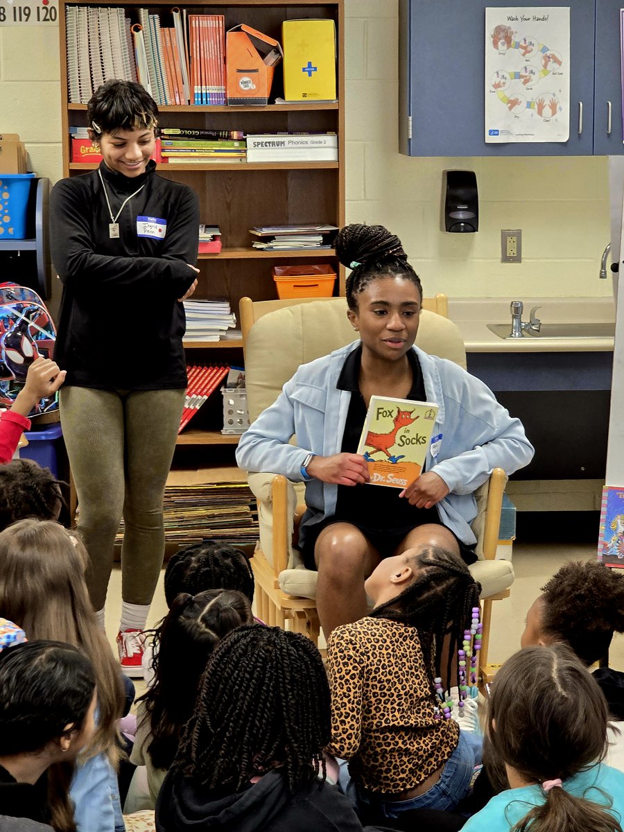 SCPSchools's tweet photo. 📚 @shsindiantribe National English Honor Society students kicked off Read Across America Day and March Reading Month by reading to @fesnva students! 🎉 Inspiring the love of reading one story at a time. #ReadAcrossAmerica #MarchReadingMonth #LiteracyLeaders #StaffordSchoolsReads https://t.co/qI3QK2HVxW