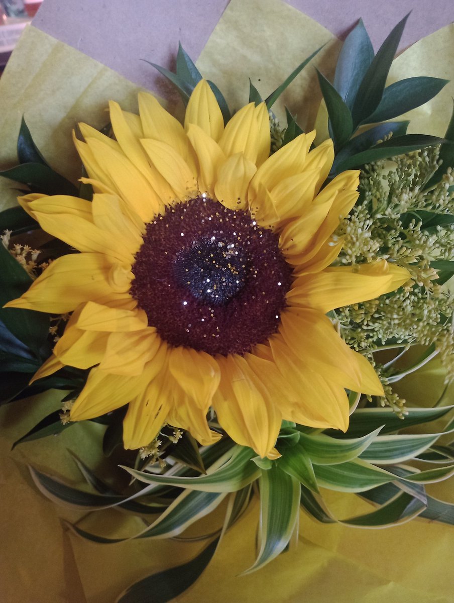 62_monac's tweet photo. Para los: Yo no regalo flores! 

Aunque las flores se marchiten y aunque a la persona regalada no le guste ese tipo de regalos, recibirlas de vez en cuando lo juro que sube el animo, se siente bien, se siente lindo, se siente amado. Me encantan las flores inesperadas.
Gracias 🌻 https://t.co/E1QbtZDuzV