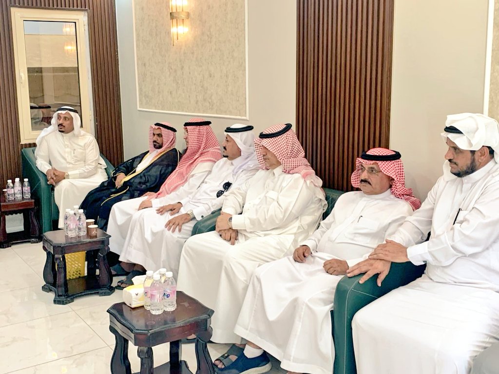 رأس محافظ #فيفاء المهندس صالح القحطاني بحضور وكيل المحافظة محمد حكمي اجتماع مع مفتي عام المنطقة الشيخ محمد شيبه ومدير عام فرع الرئاسة بالمنطقة عبدالله حمدي بمدراء الدوائر الحكومية والمجلس المحلي والمشايخ لبحث وضع القبور العشوائية التي تعيق تنفيذ بعض المشاريع بالمحافظة .