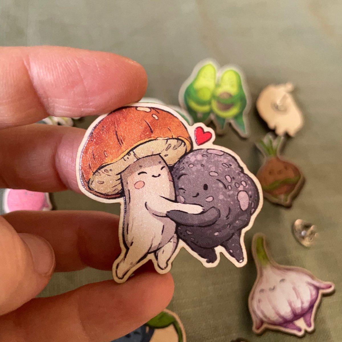Wooden pin 🌱 Porcini loves Truffle 💛 Maybe ypu know someone who needs this in their life, also got them as magnet. #mushroom #cuteart #illustration #cuteillustration #art #pindesign #sustainable #smallbusiness #cute #peocreate
