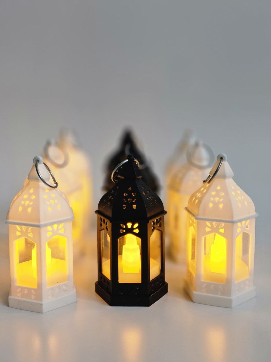 ✨Mum efektli ışıklı küçük Ramazan feneri.
▪️4.5*9 cm ebatındadır.
▪️Açma-kapama düğmeli.

🔻kufidesign.com.tr/tr/urun/ramaza…