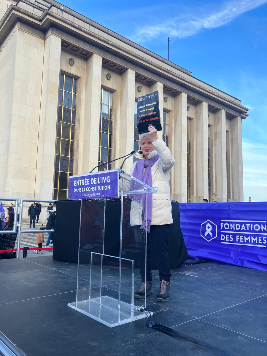 'Nous sommes aujourd'hui les filles et les petites filles et les arrières petites filles de Simone de Beauvoir. Vous avez dépassé nos rêves, vous êtes formidables la jeune génération, je suis fière de vous toutes.' @claudinemonteil, signataire du Manifeste des 343