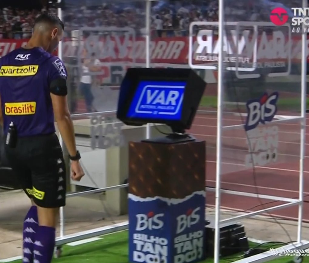 goleadadazoeira's tweet photo. e a cabine do VAR que tá escrito BISbilhotando e o monitor ta em cima de um bis gigante https://t.co/cjPAsROnZI