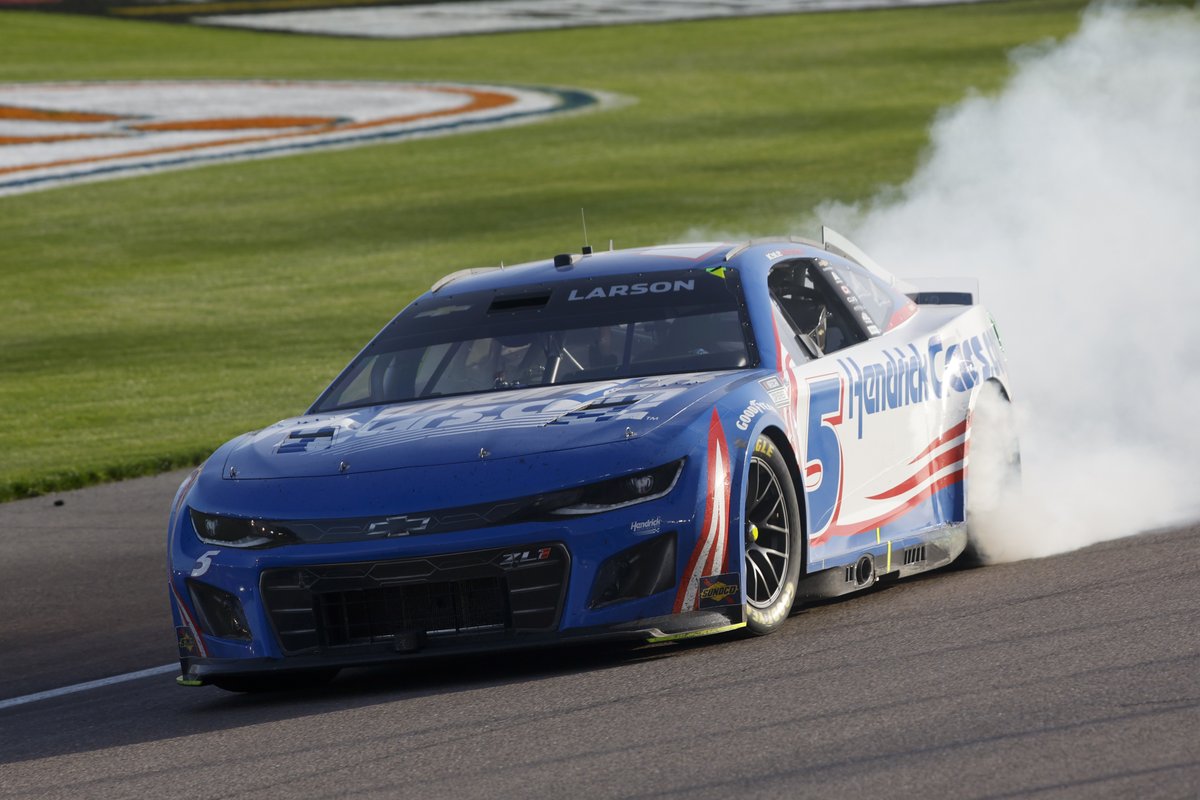 #TeamValvoline in victory lane again. Congrats @KyleLarsonRacin and @TeamHendrick 🏁