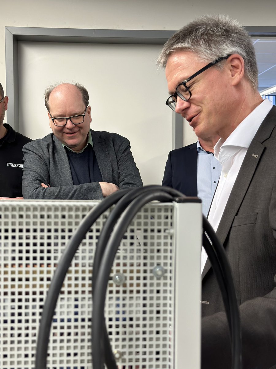 Heute war ich bei den Auszubildenden von Stiebel Eltron in #Holzminden zur Wärmepumpenproduktion und den Klimaschutzberufen. Durch die #Wärmewende wurden alleine hier 1000 zusätzliche @IGMetall Tarifvertrag- Arbeitsplätze in #Niedersachsen geschaffen. #Klimaschutz @dgb_nds