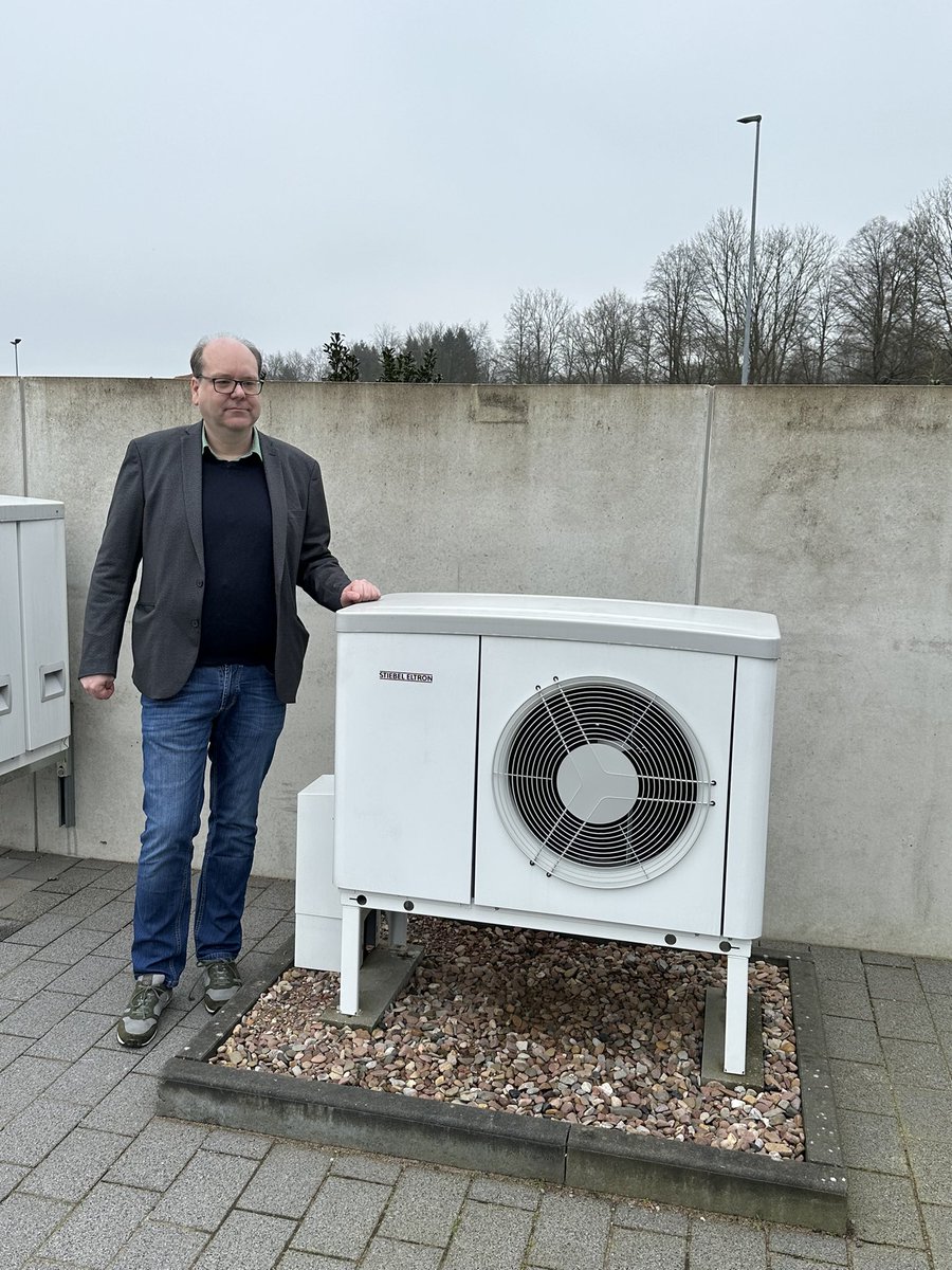 GruenMeyer's tweet image. Heute war ich bei den Auszubildenden von Stiebel Eltron in #Holzminden zur Wärmepumpenproduktion und den Klimaschutzberufen. Durch die #Wärmewende wurden alleine hier 1000 zusätzliche @IGMetall Tarifvertrag- Arbeitsplätze in #Niedersachsen geschaffen. #Klimaschutz @dgb_nds