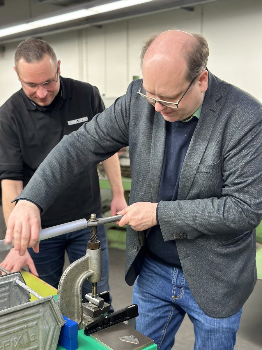GruenMeyer's tweet image. Heute war ich bei den Auszubildenden von Stiebel Eltron in #Holzminden zur Wärmepumpenproduktion und den Klimaschutzberufen. Durch die #Wärmewende wurden alleine hier 1000 zusätzliche @IGMetall Tarifvertrag- Arbeitsplätze in #Niedersachsen geschaffen. #Klimaschutz @dgb_nds