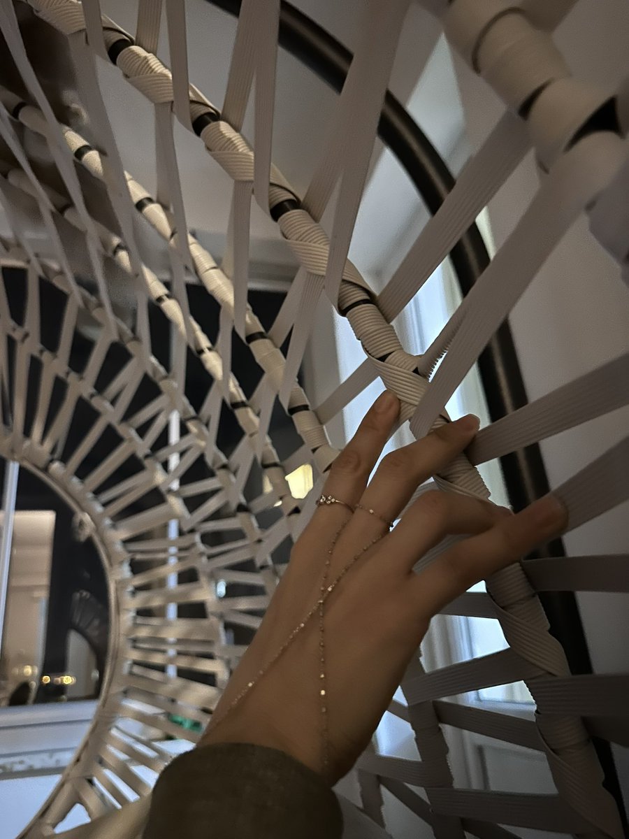 maviyesilvibe's tweet image. @secot88 tatlım öğlen bir meydan okuma başlat katılayım dedi, ne başlatayım bulamadım. 

Ben başlatayım katıl dedi lakin takım elbiseli fotoğraf yok 😁 geç oldu ama..

#handchallenge olur mu 😌, devam ettirir misiniz?..