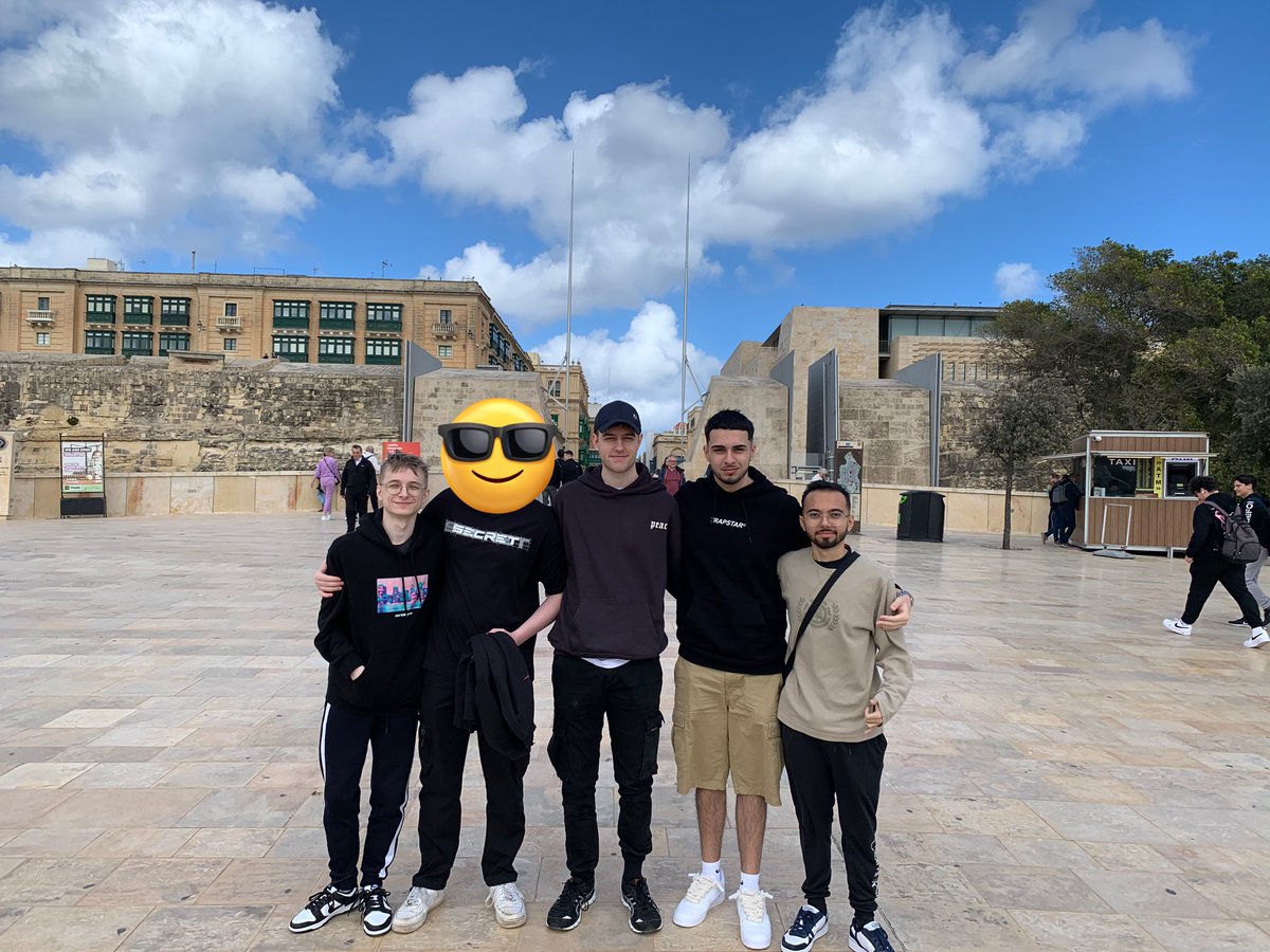 We went to have lunch today on a very special Maltese place today and we found a fan wearing a secret shirt, what are the chances? 😎