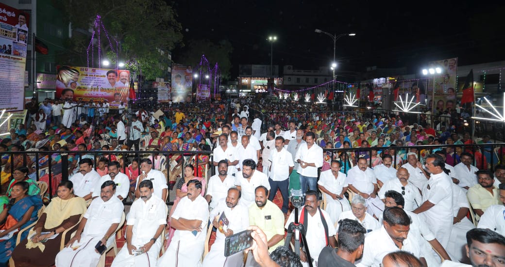 Anbil_Mahesh's tweet photo. தலைசிறந்த திட்டங்களால் மக்களின் மனங்குளிரச் செய்துள்ள  
நம் கழக அரசின் நிதிநிலை அறிக்கையை விளக்கி, 'எல்லோருக்கும் எல்லாம்' எனும் திராவிட நாயகரின் பிறந்தநாள் விழாவை கொண்டாடும் வகையில் #சிவகங்கை சீமையில் நடைபெற்ற பொதுக்கூட்டத்தில் சிறப்புரையாற்றினோம்.

"பாஜக'வினரின் பொய்களையும், போலி பிம்பத்தையும் உடைத்தெறிய உறுதிபூண்டுள்ள கழகத் தலைவர் @mkstalin அவர்களின் பாதையில் தடம் மாறாமல் பயணிப்போம்" என ஆங்கிலேயரை விரட்டியடித்த வீரமங்கை வேலு நாச்சியார் கோலோச்சிய மண்ணில் சூளுரைத்தோம். 

எழுச்சி பொங்க இந்தக் கூட்டத்தை ஒருங்கிணைத்த மாவட்டக் கழகச் செயலாளர்-மாண்புமிகு அமைச்சர் @OfficeOfKRP அவர்களுக்கு அன்பும், நன்றியும்.
@arivalayam