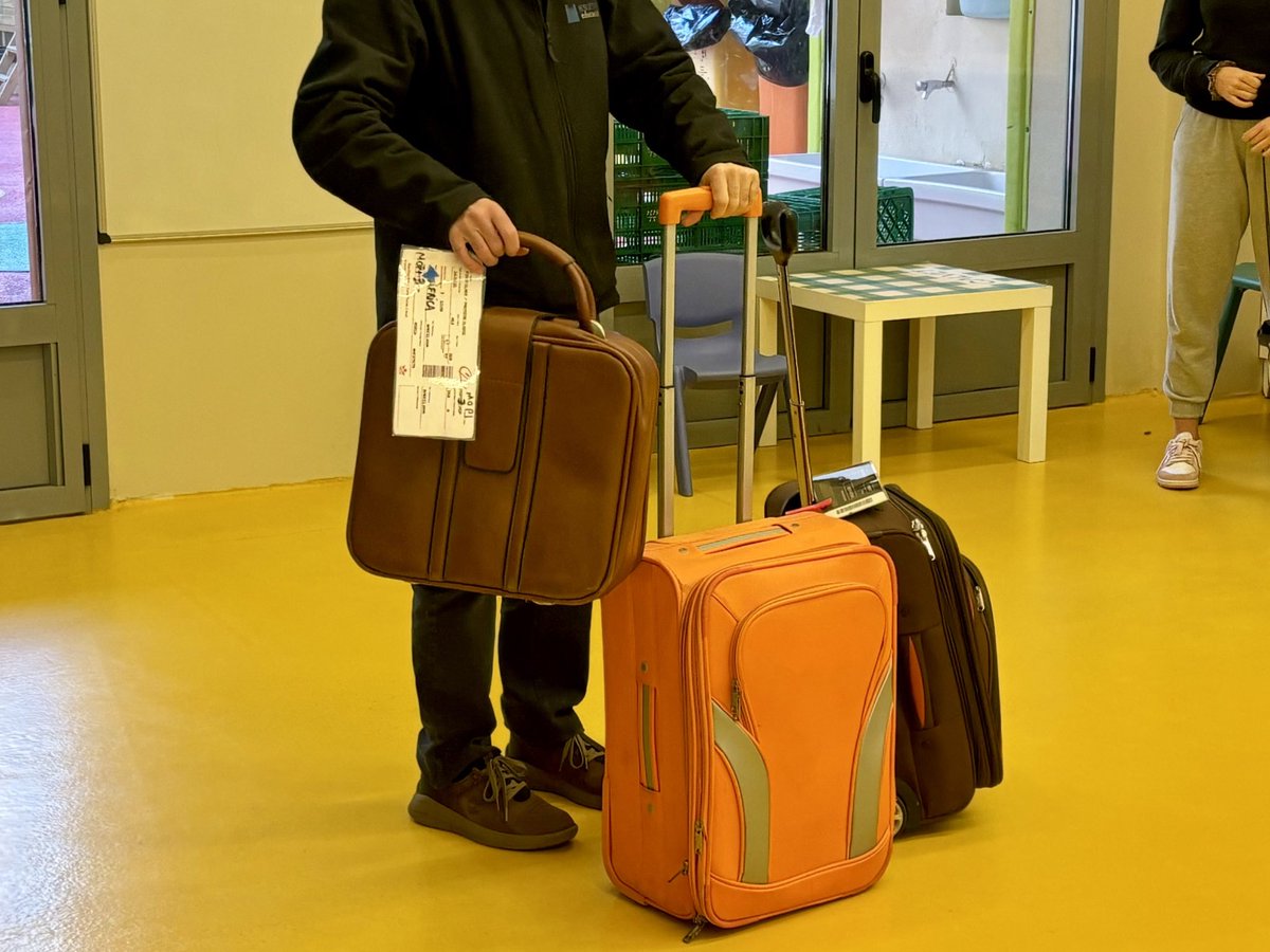 Avui al #mopi de #jecasp han aparegut 3 maletes sense propietari. Tot un misteri💼
Una ve des d’Àfrica, una altra d’Amèrica del Sud i la darrera des d’Àsia. Ens les hem repartit i hem quedat en que haurem d’esbrinar de qui són🕵🏻‍♂️
Així ha començat el node “Maletes perdudes”…