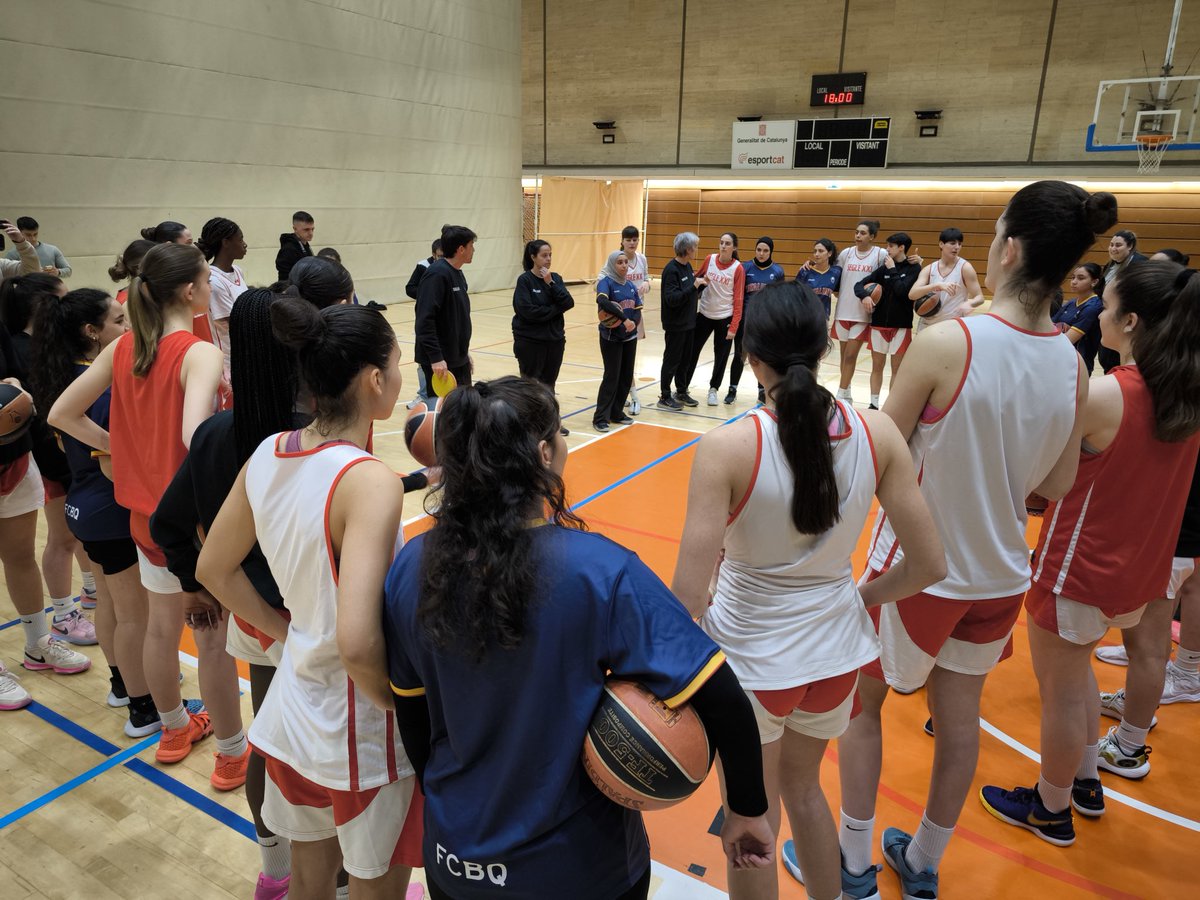 Les 'Nenes Valentes' han sortit del camp de refugiats de Xatila i han vingut a Catalunya.

Estan fent un entrenament amb la gent del Segle XXI. 

<a href="/txellfeixas/">txell feixas torras</a> <a href="/esportcat/">Esports</a> <a href="/basquetcatala/">Bàsquet Català</a>