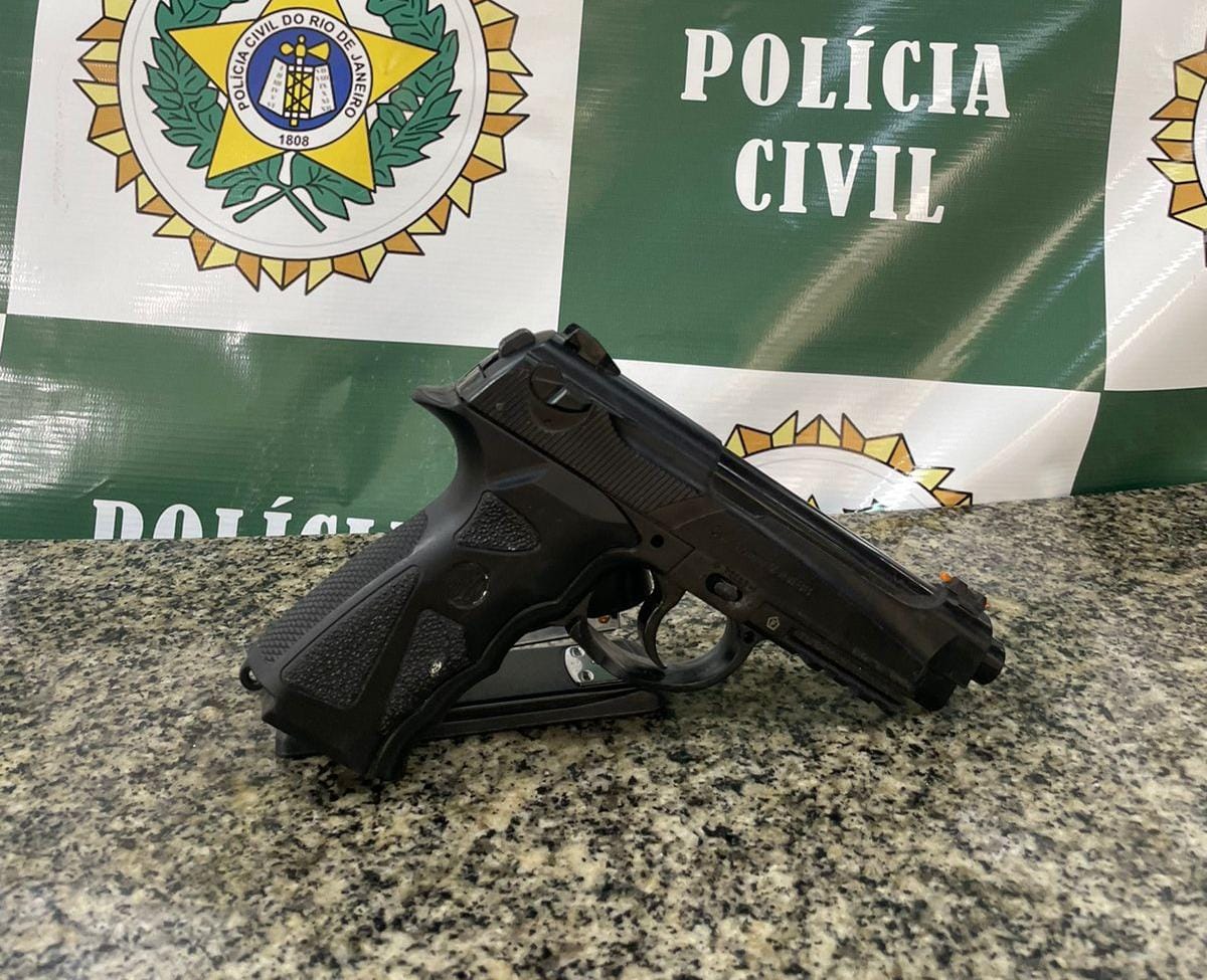 PCERJ's tweet photo. 🚔 #12DP prendeu um homem pelos crimes de tortura, cárcere privado, lesão corporal, injúria. Os crimes foram praticados contra a ex-companheira e a filha, de 16 anos.
Fique por dentro 👇
https://t.co/8s2d50FabX https://t.co/gciJAcQ8CS