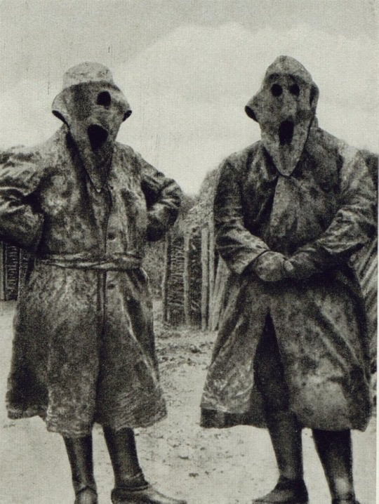 Des soldats français en capote avec un couvre-visage pour les opérations de nuit, en 1915.