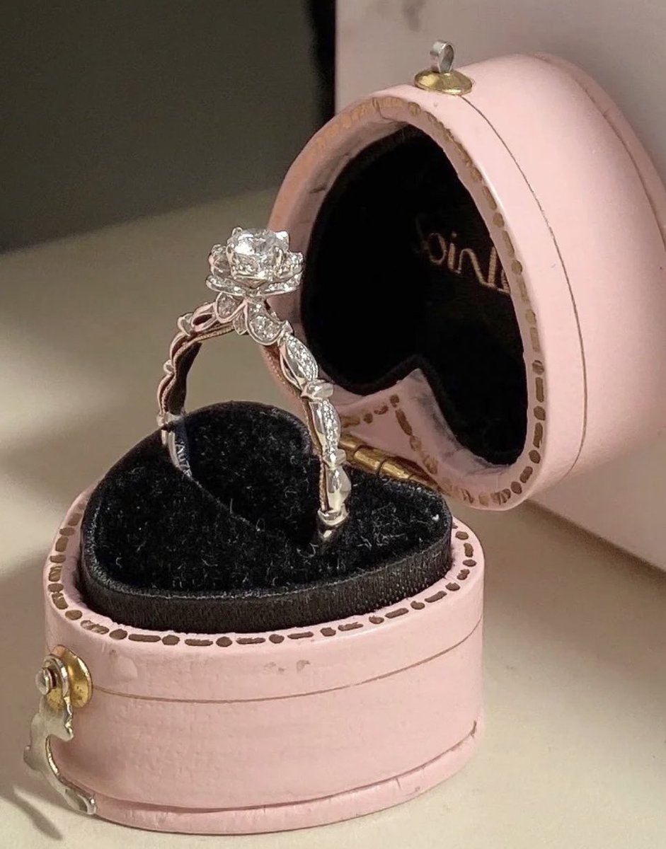 300moods's tweet photo. rose ring 💍 https://t.co/8xzVFTkDyB