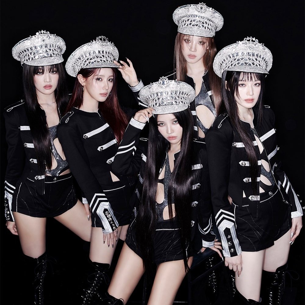 viraltakes's tweet photo. Two men allegedly fought in a gay club in Itaewon over (G)I-DLE's "Super Lady":

OP said in a k-forum: "They were fighting to do SOYEON's 'Super Lady' part. They grabbed each other's hair and fought" https://t.co/V5hSs6CpVX