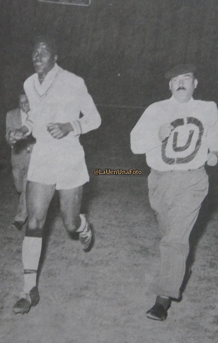 📸 Entran a la cancha el histórico arquero Dimas ZEGARRA con sus casi 2mts de altura junto al gran hincha de la época Rubén ‘Ochoa’ Benavides.