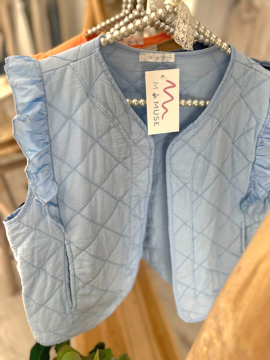 Mdemusemoda's tweet image. 🧥 ¡IMPRESINDIBLE EN TU ARMARIO! 🧥

No puede faltar en tu colección de moda el versátil y cómodo chaleco acolchado. ¡Un básico que completa cualquier conjunto con estilo y funcionalidad! 💫  #ChalecoAcolchado #EstiloVersátil #ModaFuncional