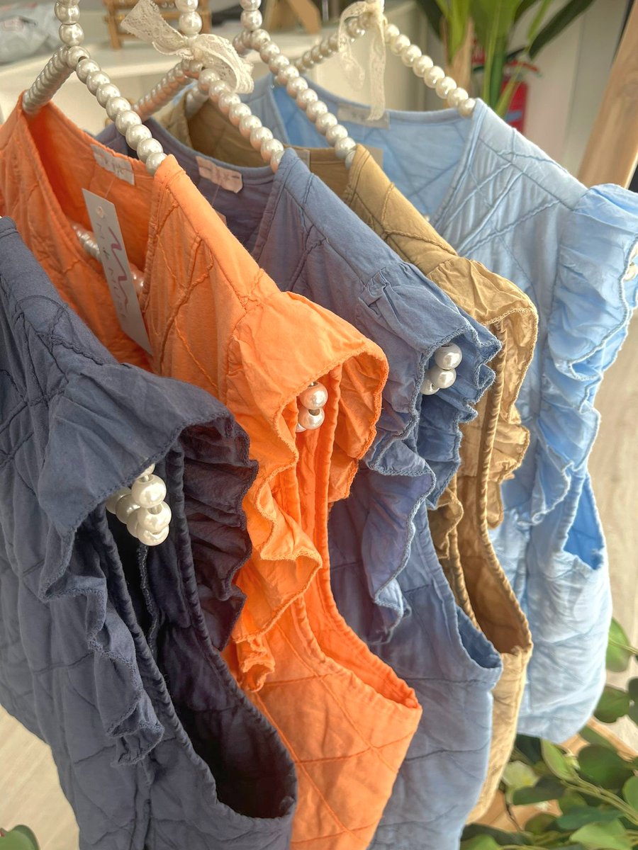 Mdemusemoda's tweet image. 🧥 ¡IMPRESINDIBLE EN TU ARMARIO! 🧥

No puede faltar en tu colección de moda el versátil y cómodo chaleco acolchado. ¡Un básico que completa cualquier conjunto con estilo y funcionalidad! 💫  #ChalecoAcolchado #EstiloVersátil #ModaFuncional