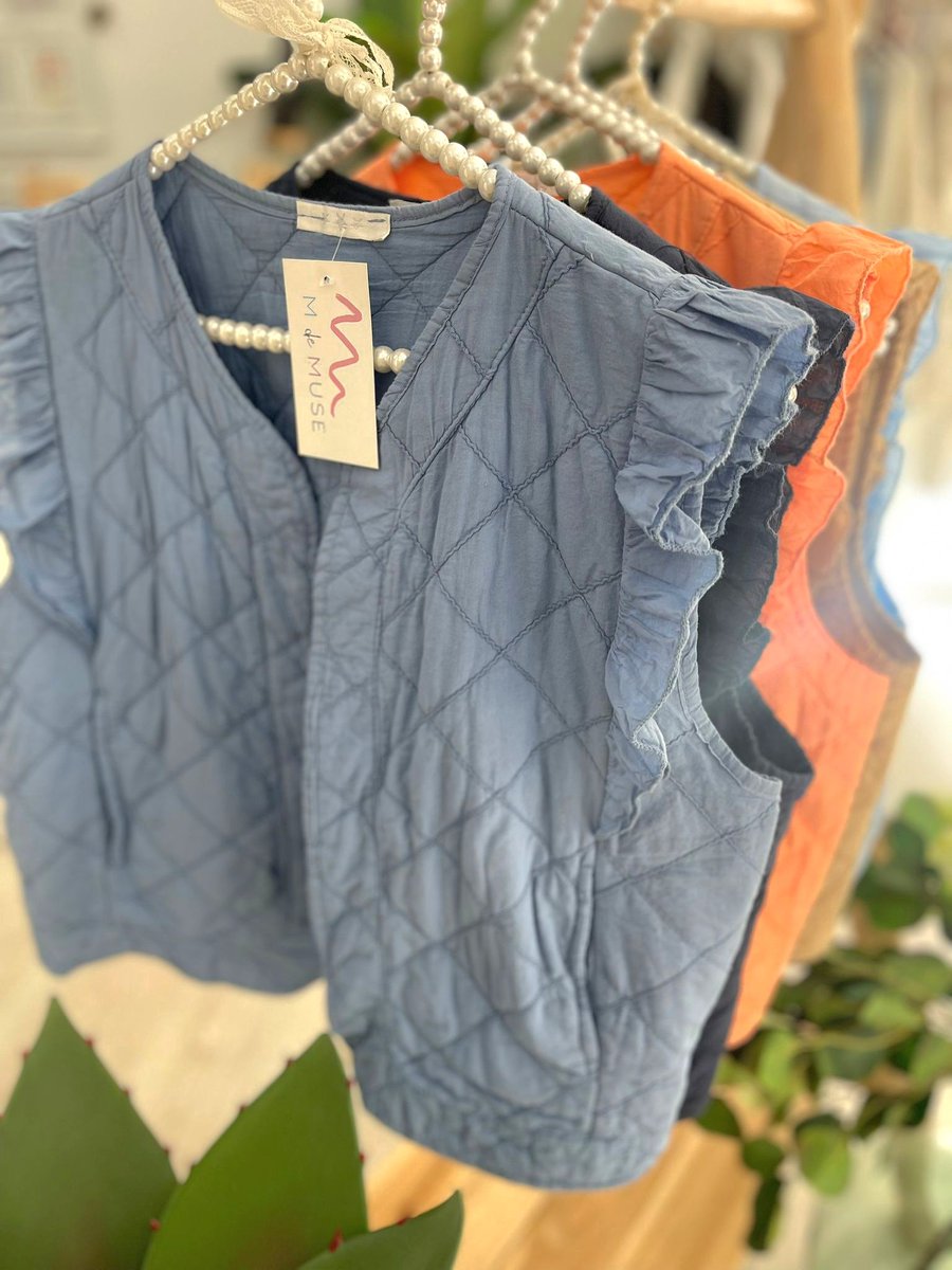 Mdemusemoda's tweet image. 🧥 ¡IMPRESINDIBLE EN TU ARMARIO! 🧥

No puede faltar en tu colección de moda el versátil y cómodo chaleco acolchado. ¡Un básico que completa cualquier conjunto con estilo y funcionalidad! 💫  #ChalecoAcolchado #EstiloVersátil #ModaFuncional