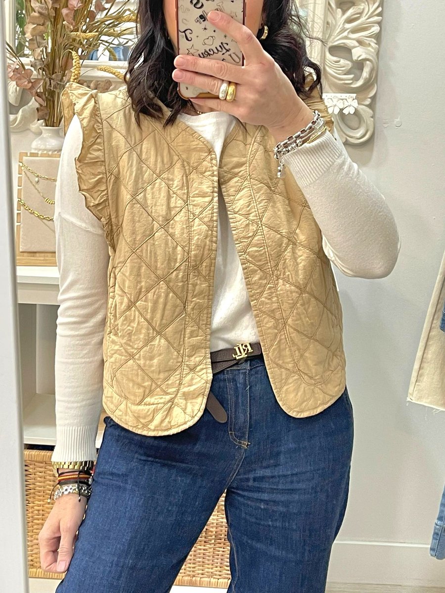 Mdemusemoda's tweet image. 🧥 ¡IMPRESINDIBLE EN TU ARMARIO! 🧥

No puede faltar en tu colección de moda el versátil y cómodo chaleco acolchado. ¡Un básico que completa cualquier conjunto con estilo y funcionalidad! 💫  #ChalecoAcolchado #EstiloVersátil #ModaFuncional