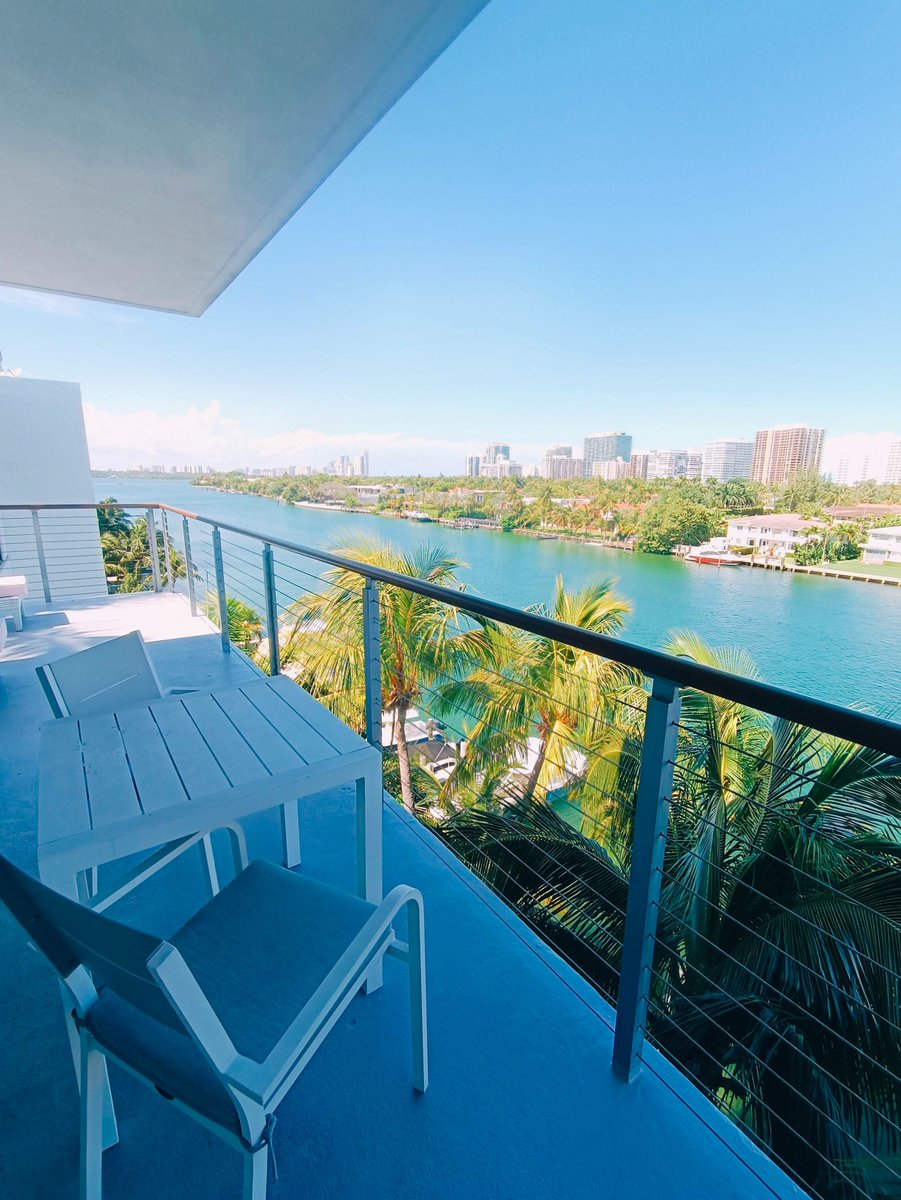 Experience life's simple pleasures at #grandbayharbor: a cozy corner and a captivating view. 🌅 #RoomWithAView buff.ly/2S1Wy88

#suitelife #miami #miamihotel #miamigetaway