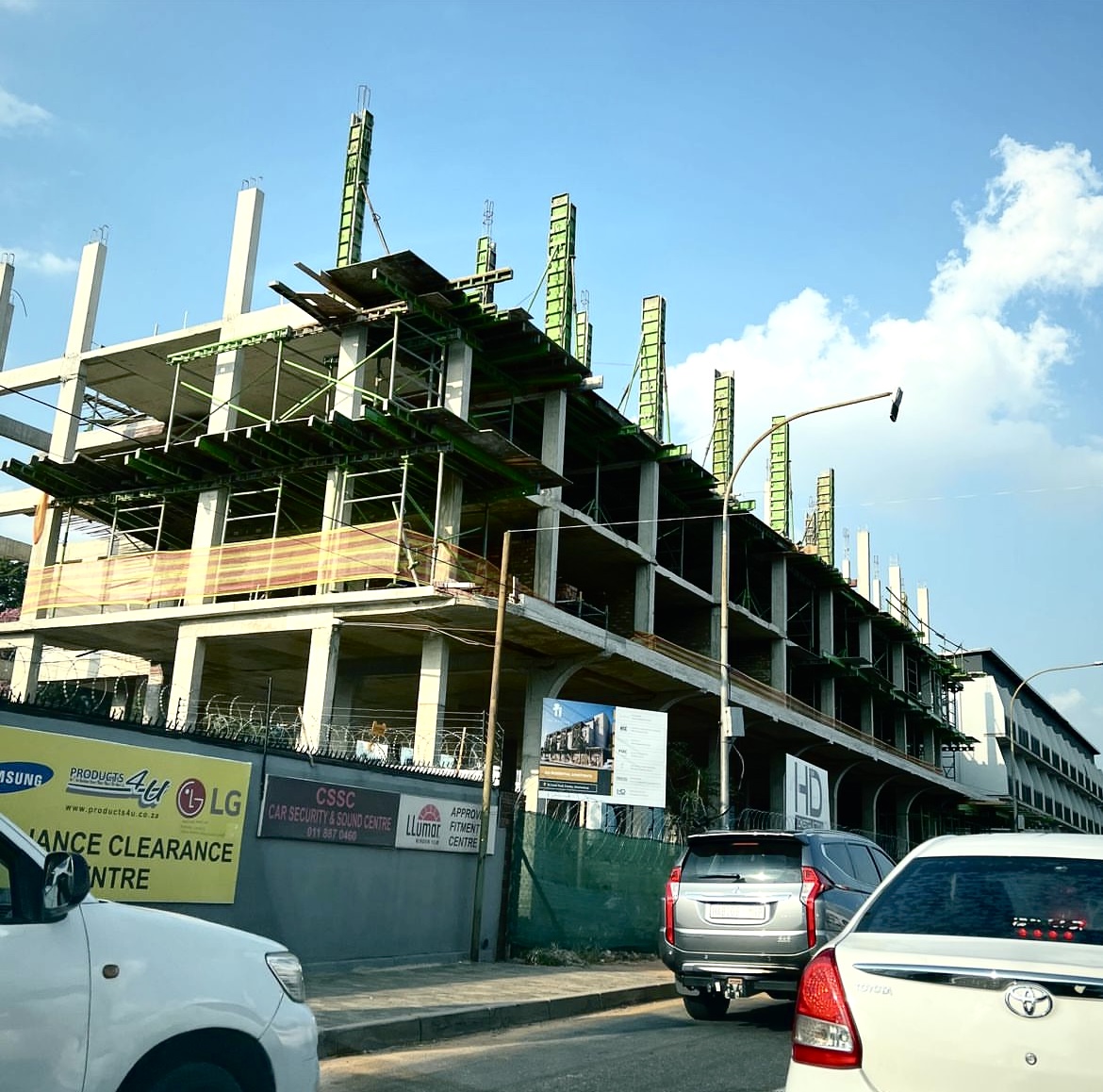 QuorumProperty's tweet photo. Our latest residential project, The Homage, is under construction at Corlett Drive in Bramley. The building will offer 356 units and is expected to be completed later this year. 
Follow us for more updates!

Image credit: @fasian_design_lab https://t.co/76nN8mwTiX