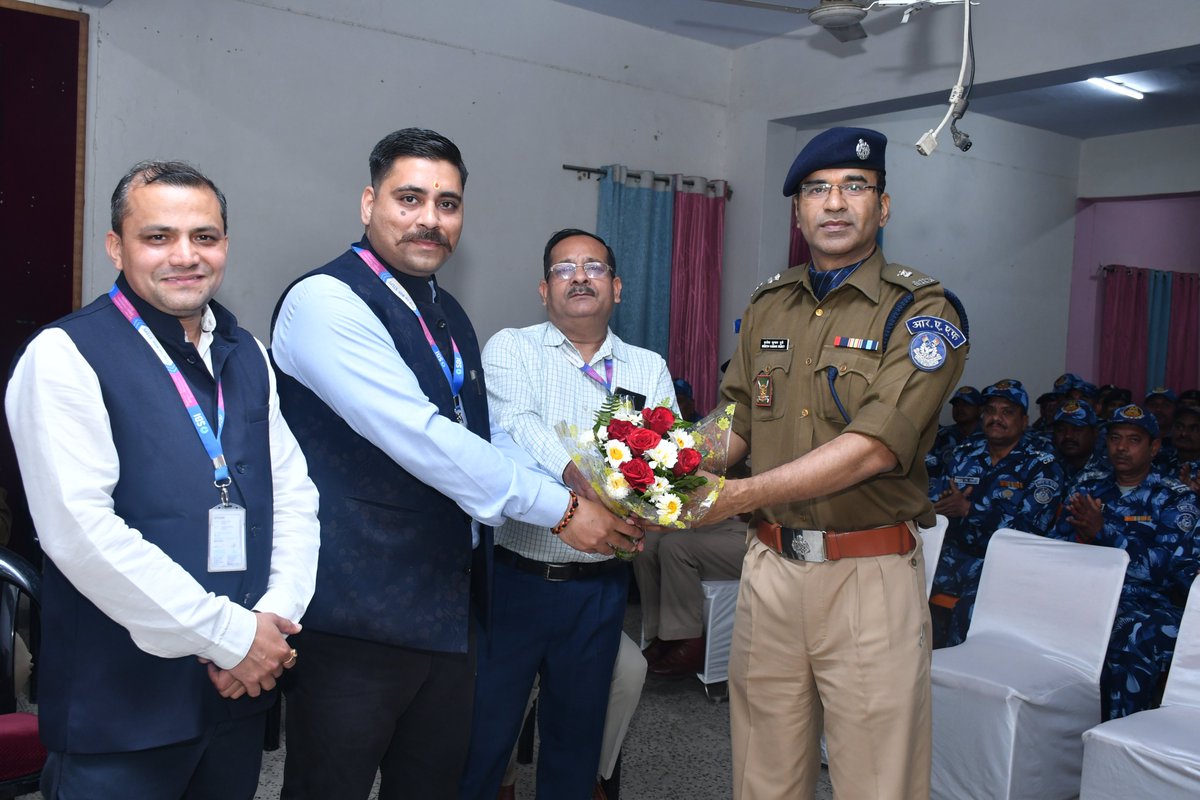101_raf's tweet photo. आज दिनांक04फरवरी2024 को #101RAF के तत्वावधान मे SBI शाखा शांतिपुरम प्रयागराज द्वारा #CAPSP के विषय मे जागरुकता कार्यक्रम चलाया गया,जिसके तहत #101RAF के कार्मिकों कोCAPSPके विभिन्न फायदों और साइबर अपराध के विषय मे महत्वपूर्ण जानकारी दी गई।
"करो सही शुरुआत–बनो फ़ाइनेंशियली स्मार्ट" https://t.co/vVhiqJP9BC