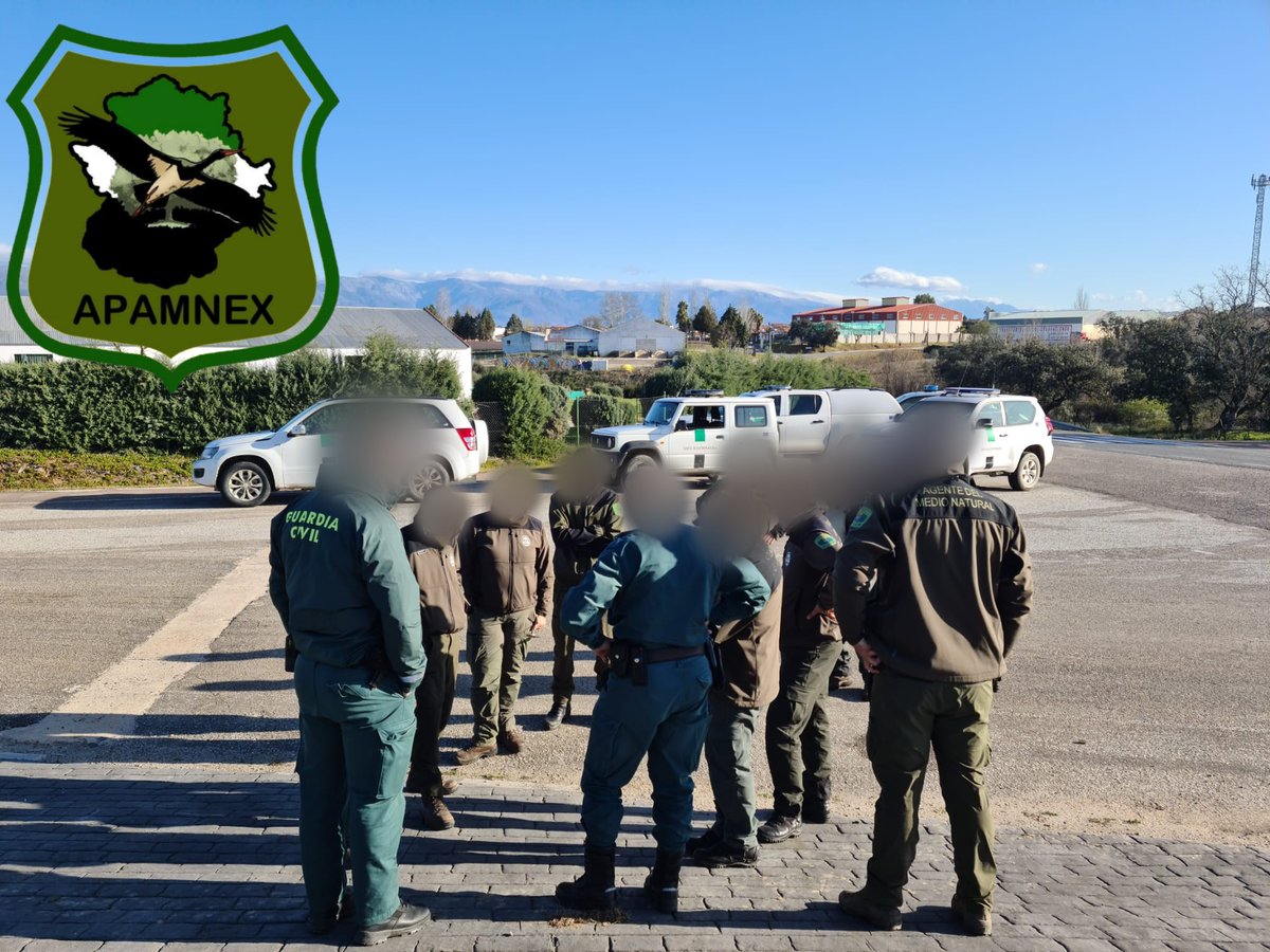 Un dispositivo de #AgentesDelMedioNatural de @Junta_Ex llevan a cabo el  levantamiento de varios cadáveres presuntamente envenenados. Se cuenta con  la colaboración del Seprona de @guardiacivil. Se abren las diligencias  correspondientes., image size:1200x900