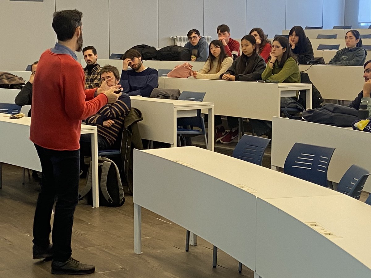 Hoy presentamos Loyola Media y Loyola Arts a los estudiantes de la Facultad de Comunicación y Artes del campus de Córdoba. Metodología innovadora que permite a nuestro alumnado a desarrollarse profesionalmente desde el primer dia. #LoyolaGrados @fjcuadrado