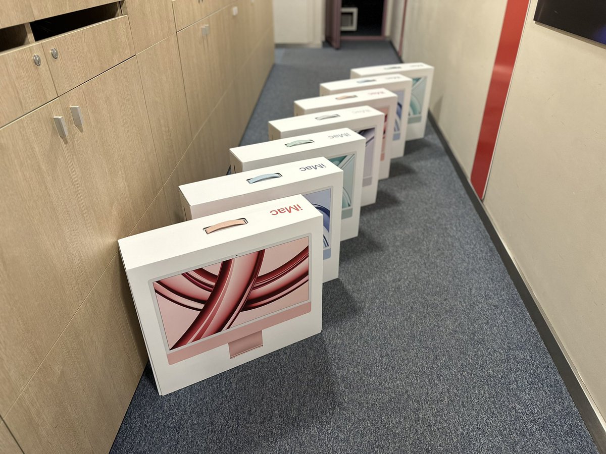 Espereu a veure com queden posats a la nostra aula d’informàtica. Estan a punt de desbancar els indestructibles iMacs d’alumini gris.
#linterpret 
#linterpretlleida 
#linterpretnosatura 
#informaticamusical 
#aulaordinadors 
#escolademusica
#conservatori 
#imac