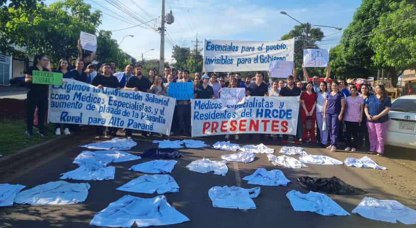 medrural2024's tweet photo. Hospital Regional de Ciudad del Este presente! #msybsbastadementir #Unificacionsalarial #desarraigo #salariodigno #MedicosRurales2024 https://t.co/6DmAYGMztZ