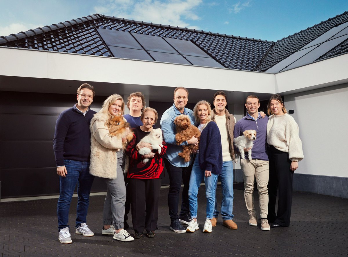20 jaar later doen we het nog een keer! Een real life soap samen met mijn gezin!! In die 20 jaar zijn er veel dingen veranderd maar er zijn ook veel dingen hetzelfde gebleven. Op 4 april om 20.35 uur is de allereerste uitzending te zien bij de <a href="/AVROTROS/">AVROTROS</a> op <a href="/NPO1/">NPO 1</a>.

📷: Ruud Baan