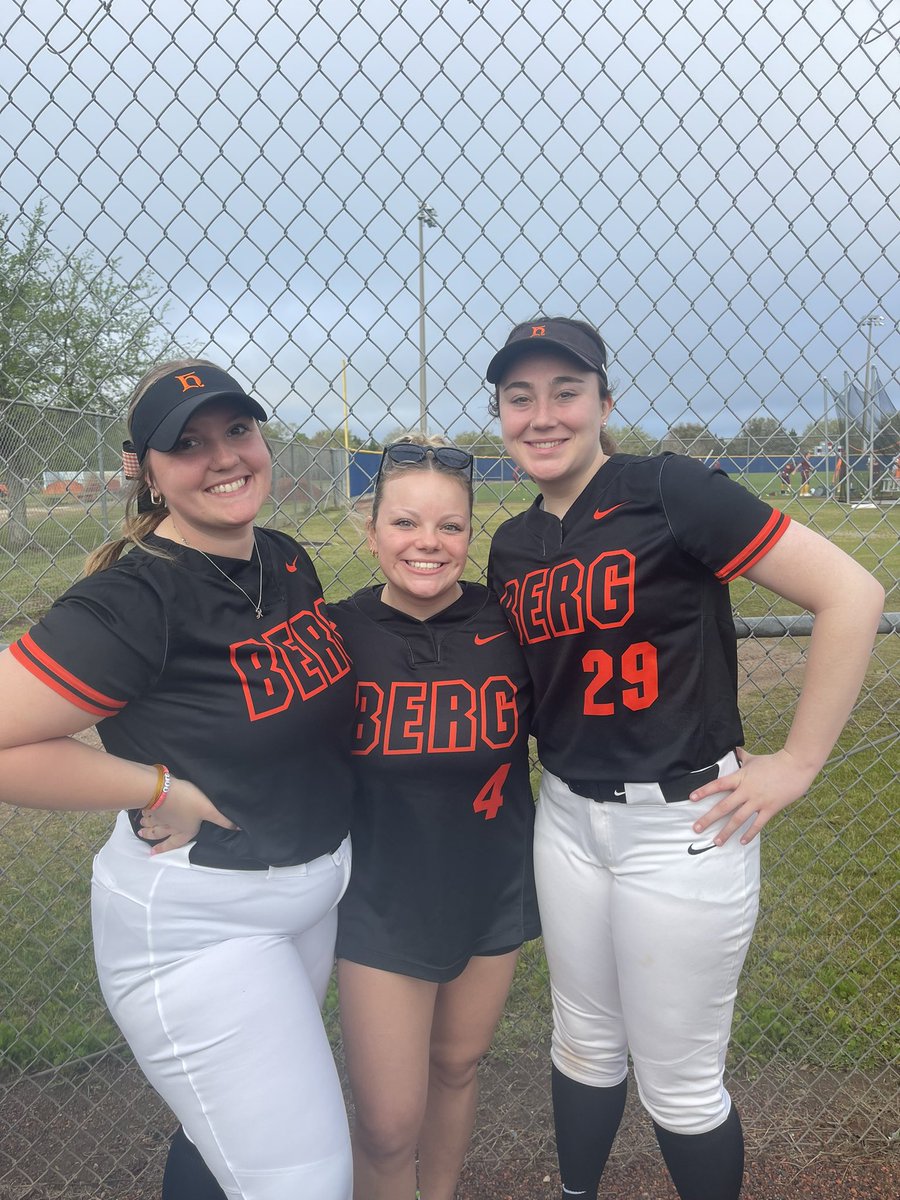 HUsoftball's tweet photo. Smiles for game day #2! #GoBerg https://t.co/Tz8PiRZrd1